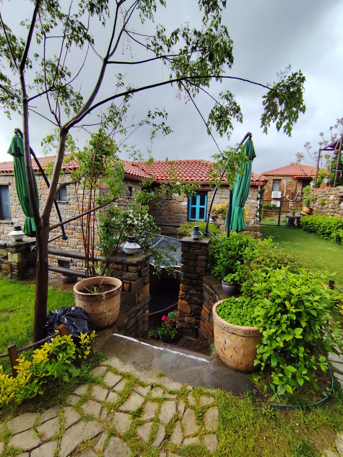 Bahçe girişi ve taş kemer