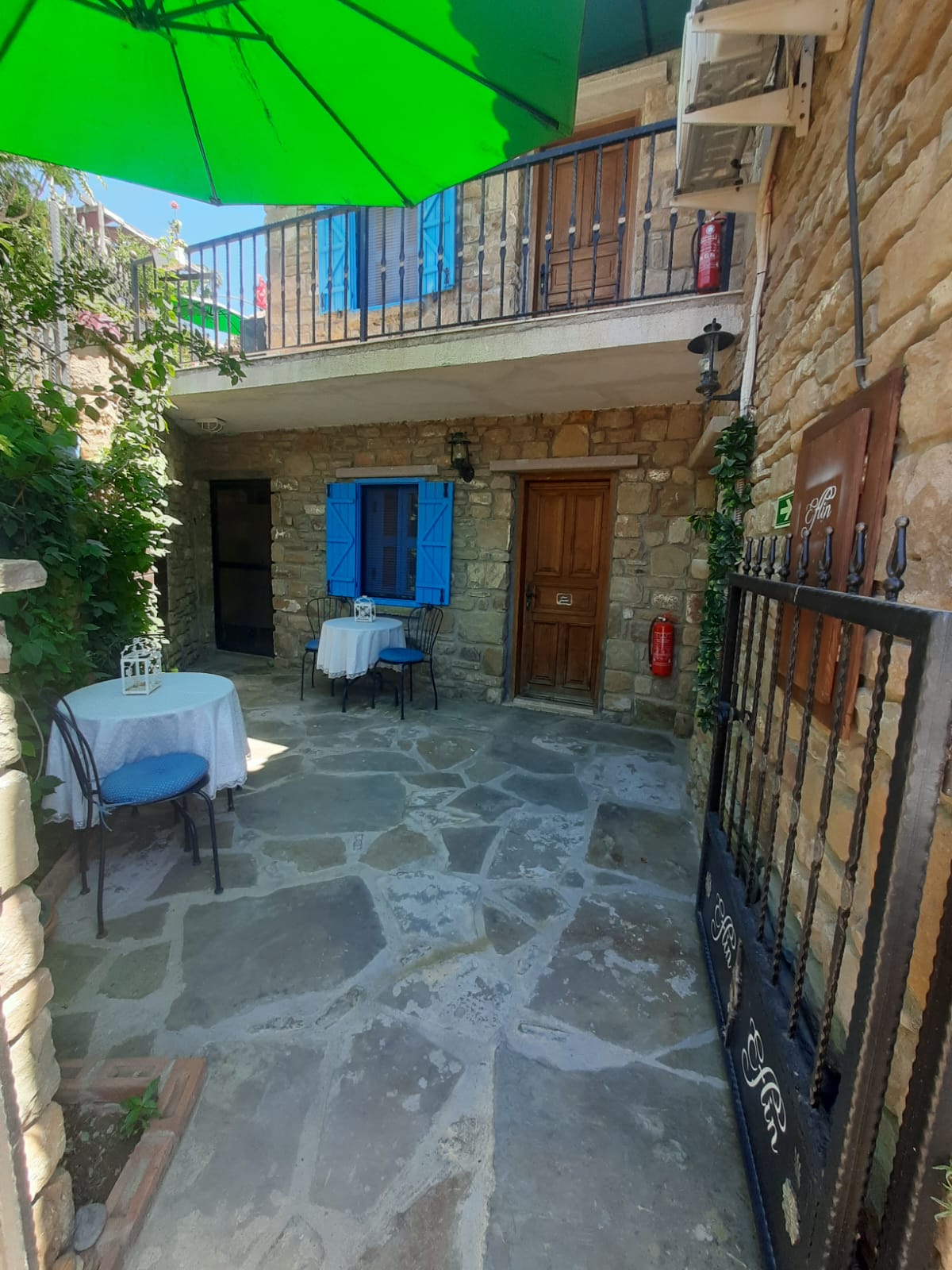 Eflin Butik Otel taş avlusu ve girişi